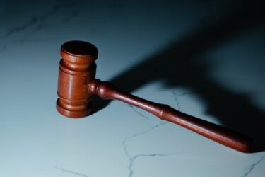 「判断を仰ぐ」の意味と効果をビジネスで活かす方法を解説